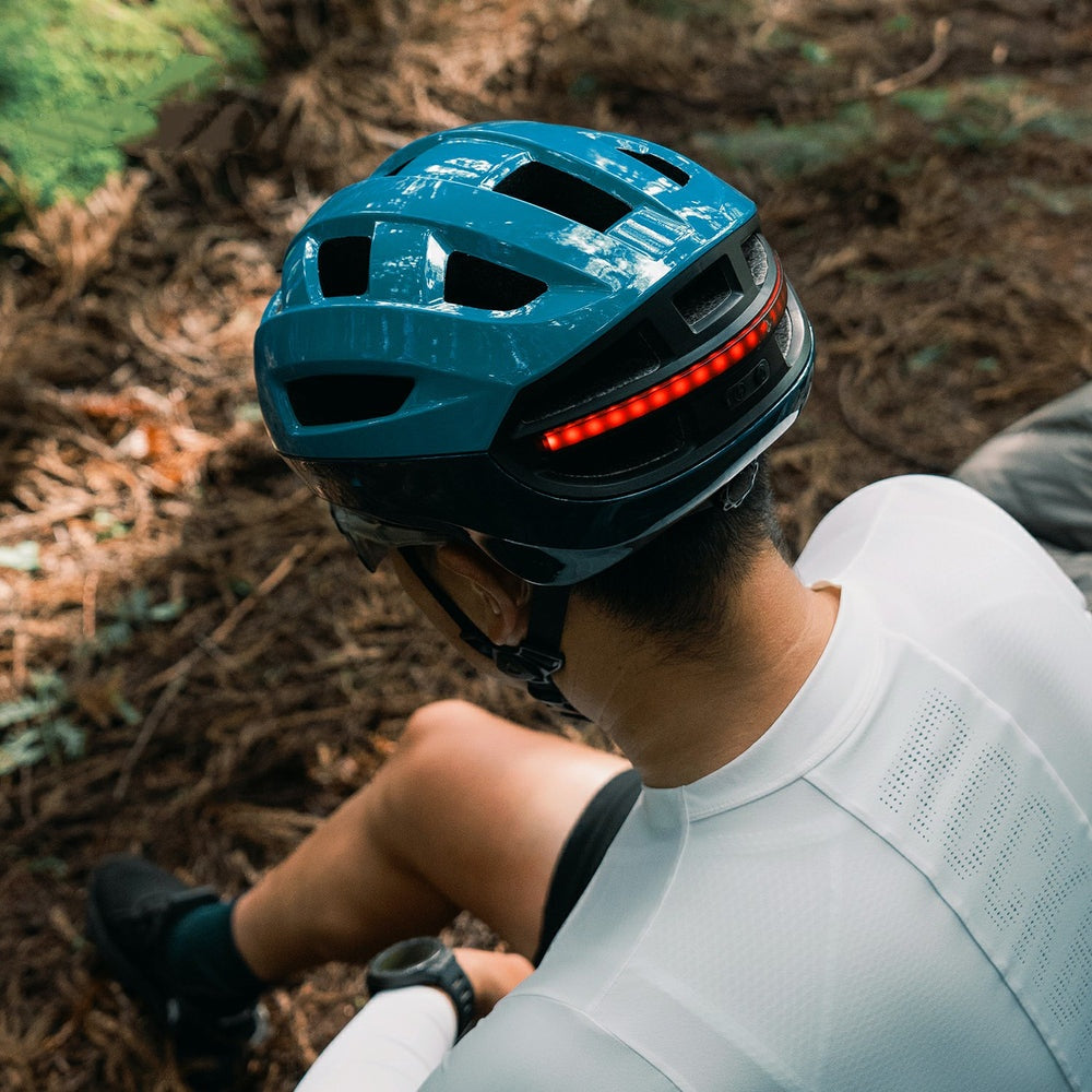 Smart Cycling Helmet with Wireless Headlight, Taillight & Turn Signals – Protective Safety Cap